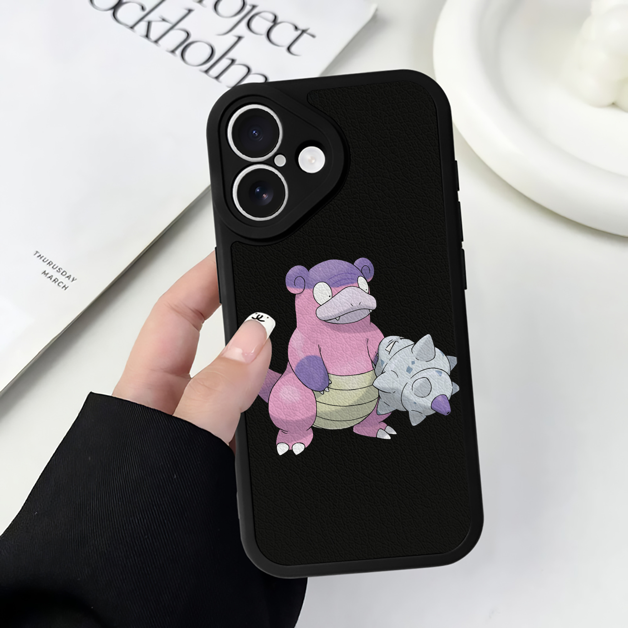 （画像用） ポケットモンスター Pokémon 【iPhone 16シリーズ対応】シリコンスマホケース（レザー調） 材質：シリコン